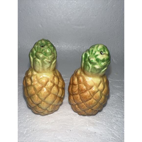 VINTAGE CERAMIC MINIATURE YELLOW PINEAPPLE SALT AND PEPPER SHAKER 2 1/4” - Picture 3 of 5